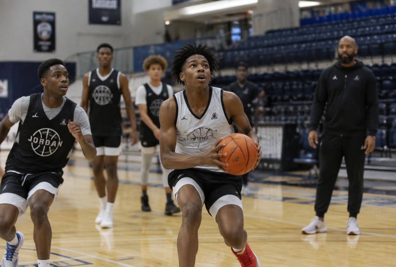 Giocatori di basket durante un allenamento sul parquet