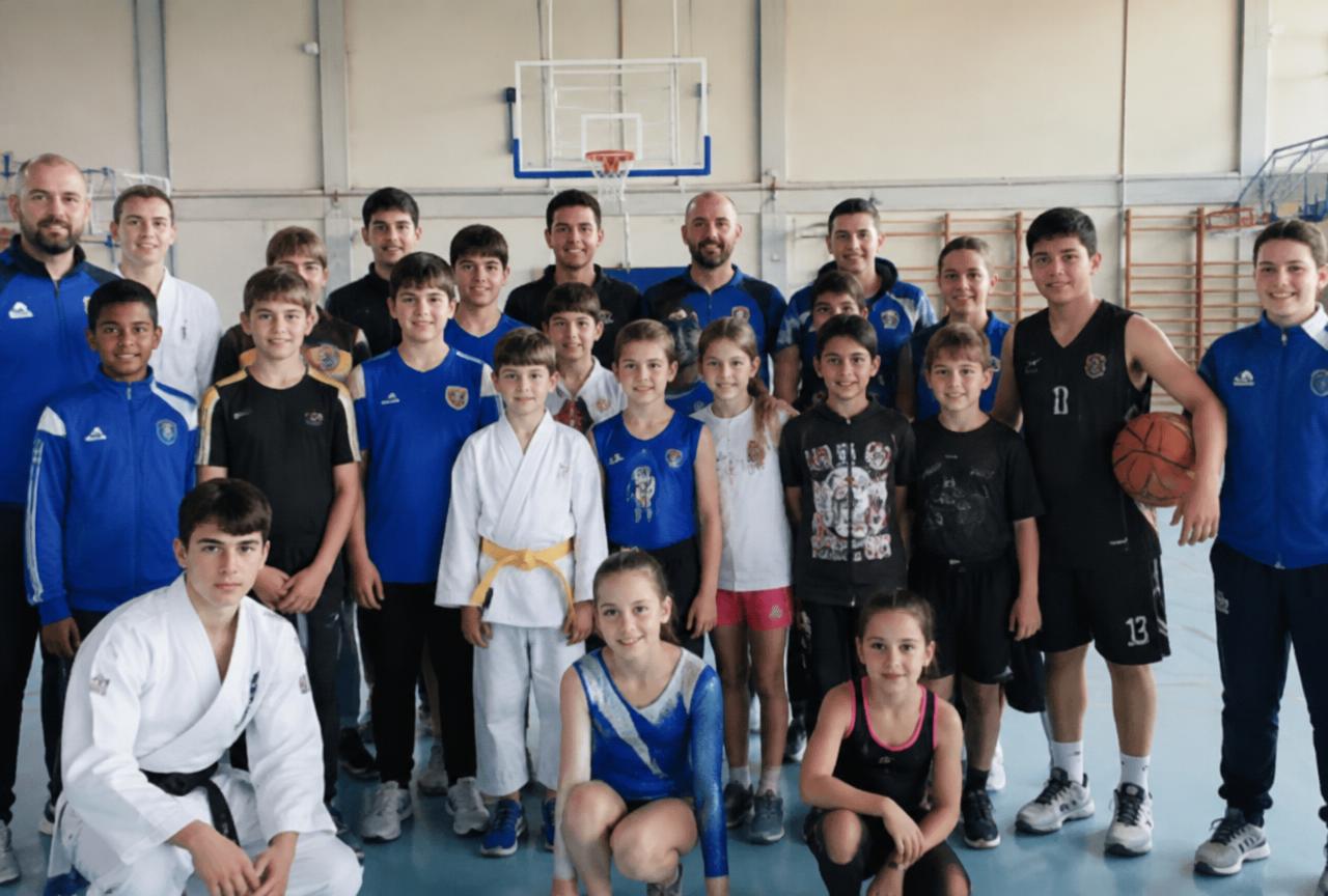 Gruppo di atleti di discipline diverse di una polisportiva in palestra